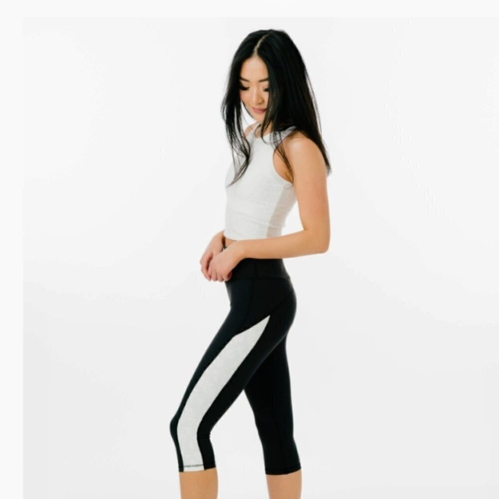 Zyia‎ Active White Leopard Stripe Light and Tight Cropped Leggings Size 12